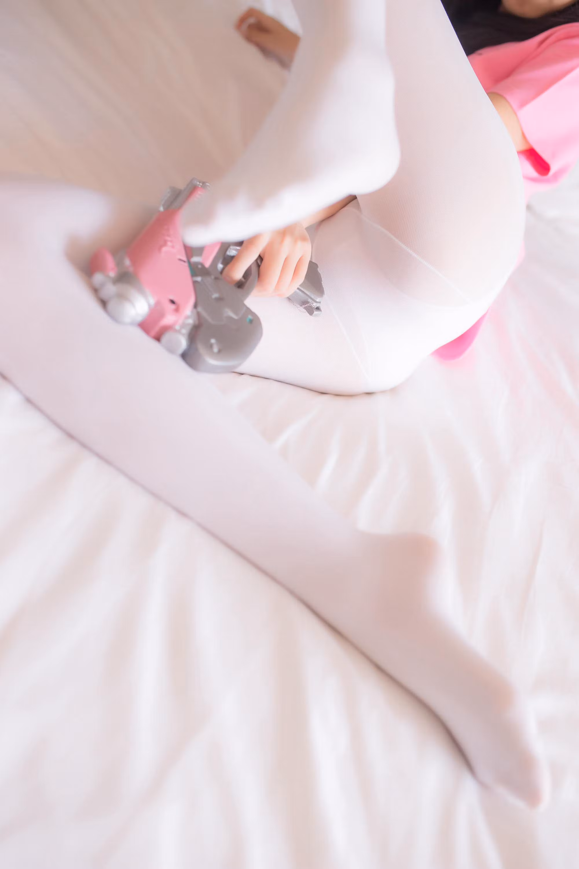 动漫Coser展现白丝诱惑美女与粉嫩身姿